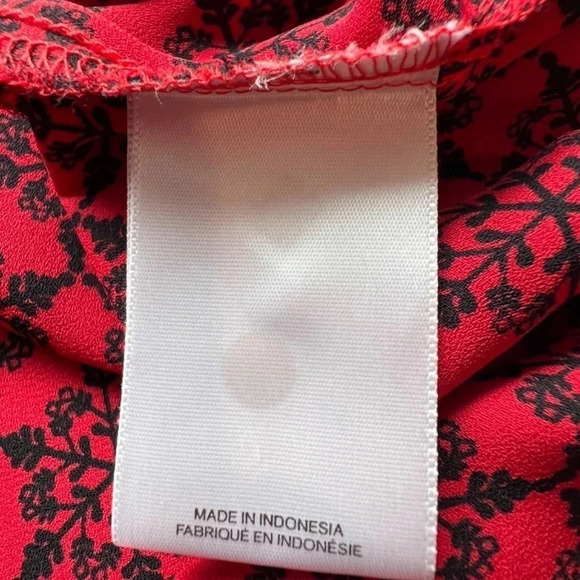 Like New Express Red and Black snowflake print 3/4 gold zip-top Size M - Picture 11 of 11